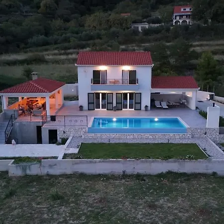Villa Secluded House - Guaranteed Privacy - Heated Pool *