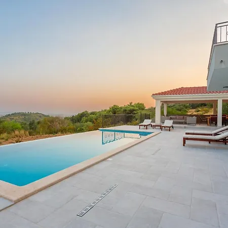 Secluded House - Guaranteed Privacy - Heated Pool Vila