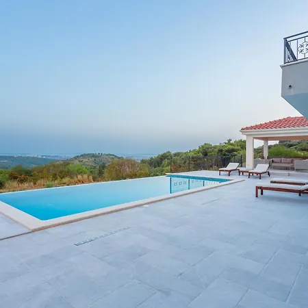 Secluded House - Guaranteed Privacy - Heated Pool Vila *