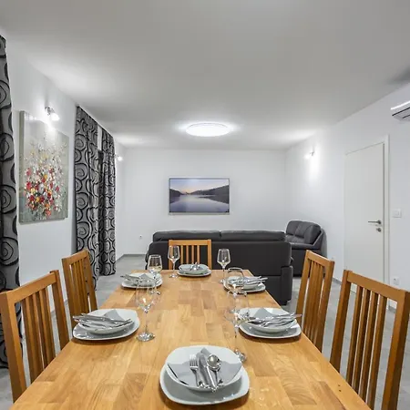 Secluded House - Guaranteed Privacy - Heated Pool Vila