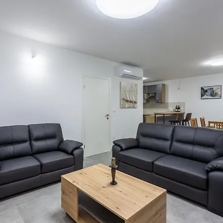 Secluded House - Guaranteed Privacy - Heated Pool Vila