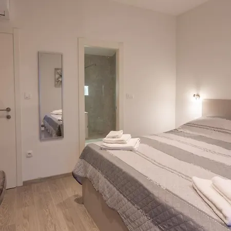 Secluded House - Guaranteed Privacy - Heated Pool