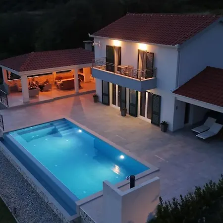Vila Secluded House - Guaranteed Privacy - Heated Pool