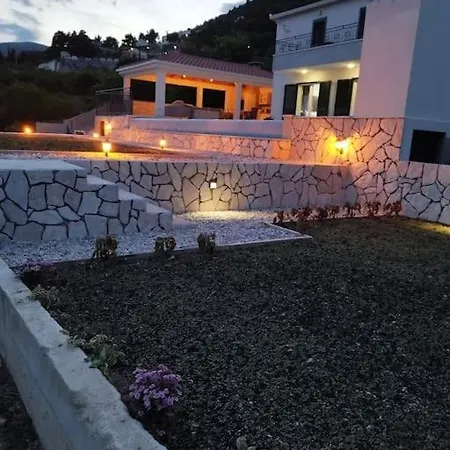 Secluded House - Guaranteed Privacy - Heated Pool Vila
