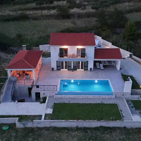 Secluded House - Guaranteed Privacy - Heated Pool Klis